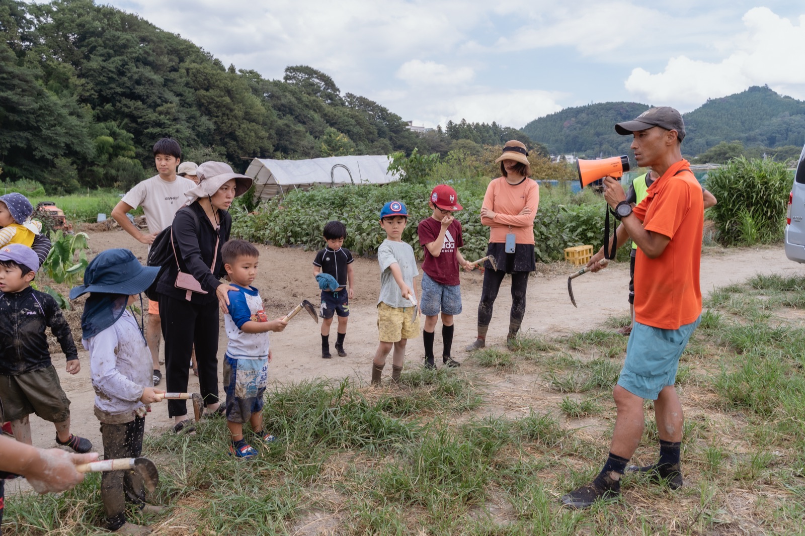 ガイドがメガホンで子どもたちを先導している